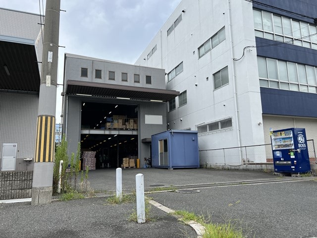 前面に乗用車約5～10台駐車可能です（裏側の空地スぺース含む）