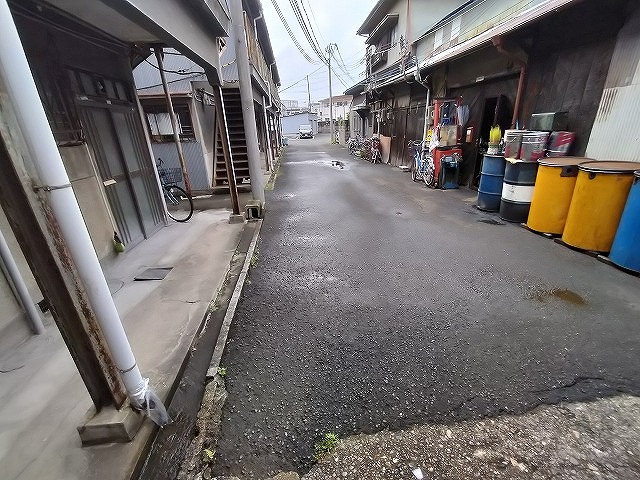 前面道路　左手に民家が有ります