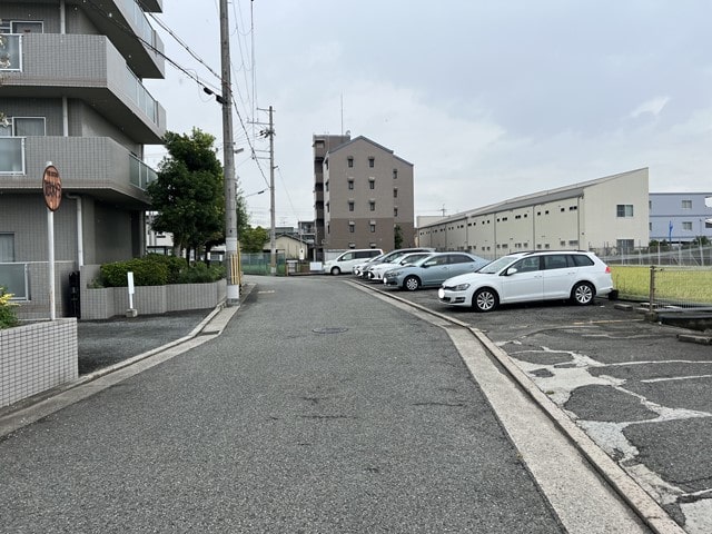 奥は道幅が狭くなっております。