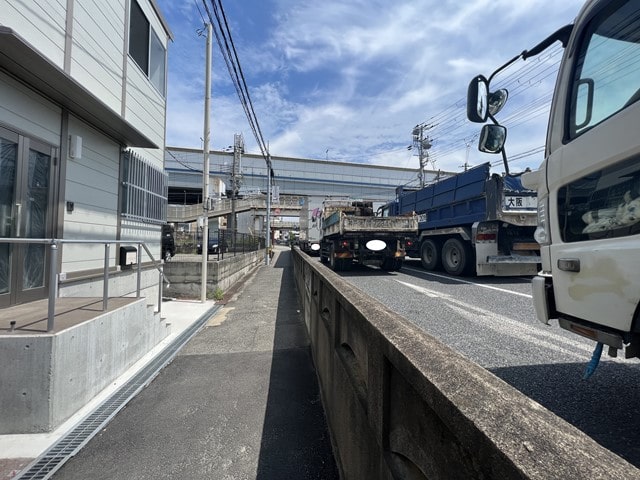 反対側専用歩道があるので安心ですね
