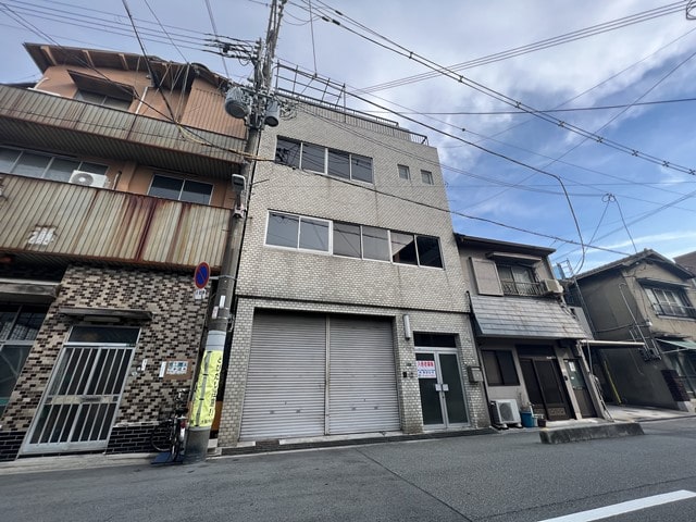 隣に銭湯や民家があります。