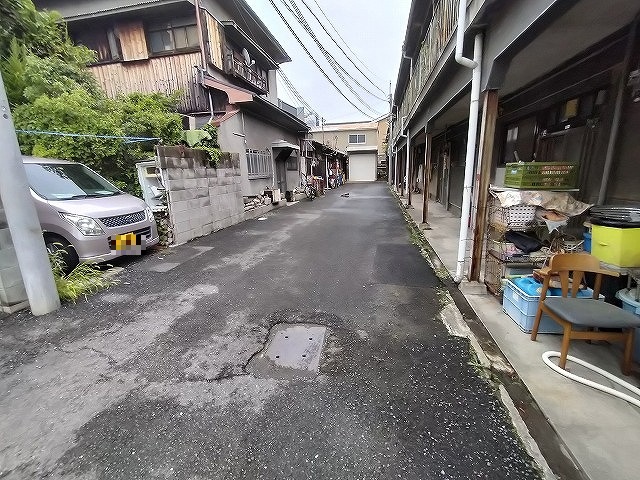 車はバックでいれる必要があります