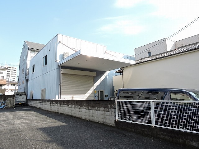 L字型の倉庫になります。