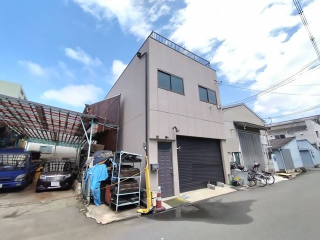 シャッター付き倉庫・工場です