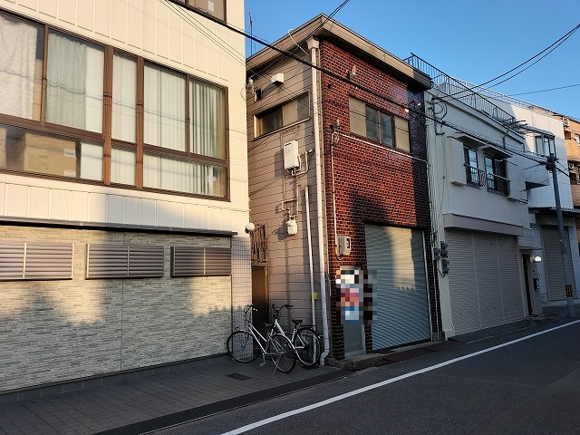 近隣に民家があります