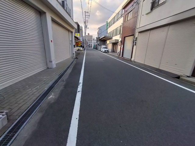 近くにパーキングもございます