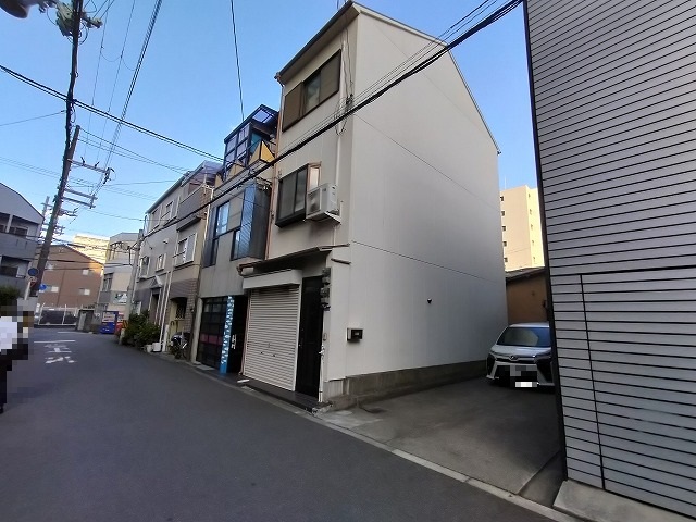 建物側面　隣が駐車スペース