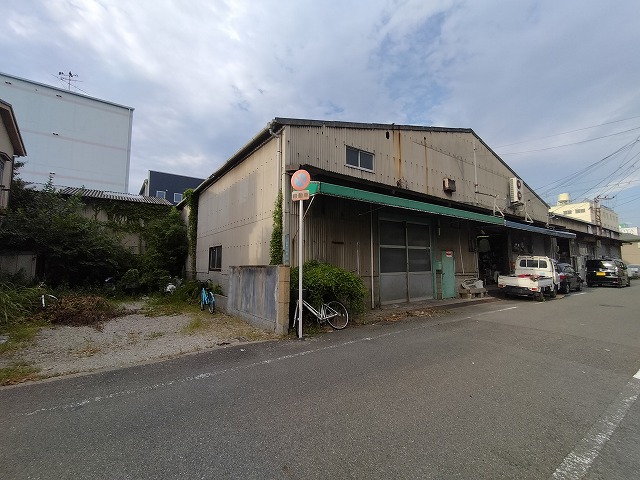 隣は工場として使用されています。