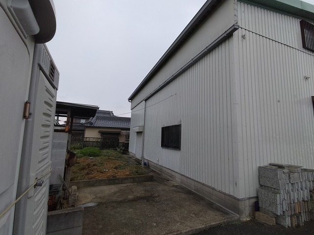 建物側面　横に畑有り