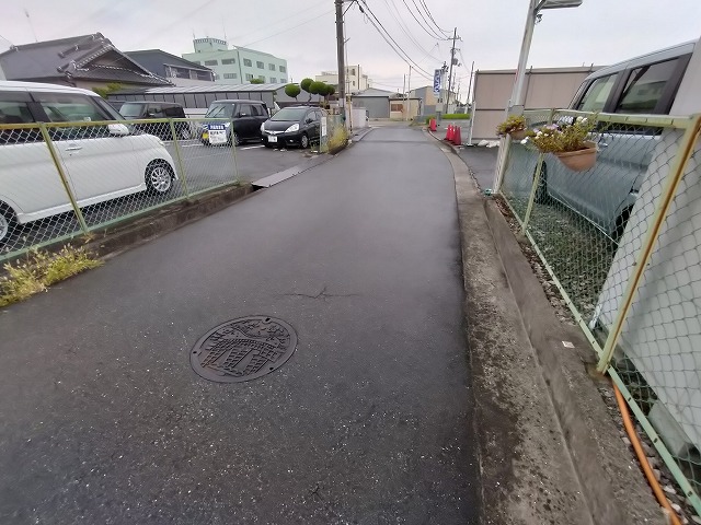 前面道路　トラックだとやや狭いです