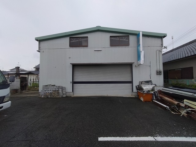建物正面　近隣に民家有り