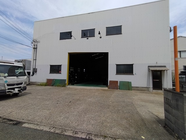 建物正面　駐車スペース有り