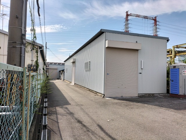 建物横にトイレ有り