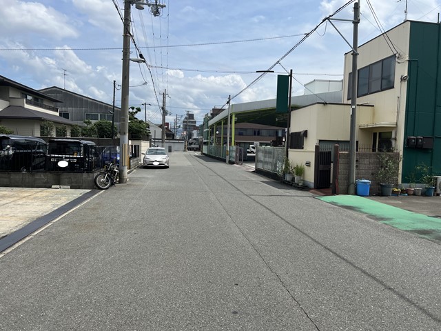 前面道路は一方通行道路になります。