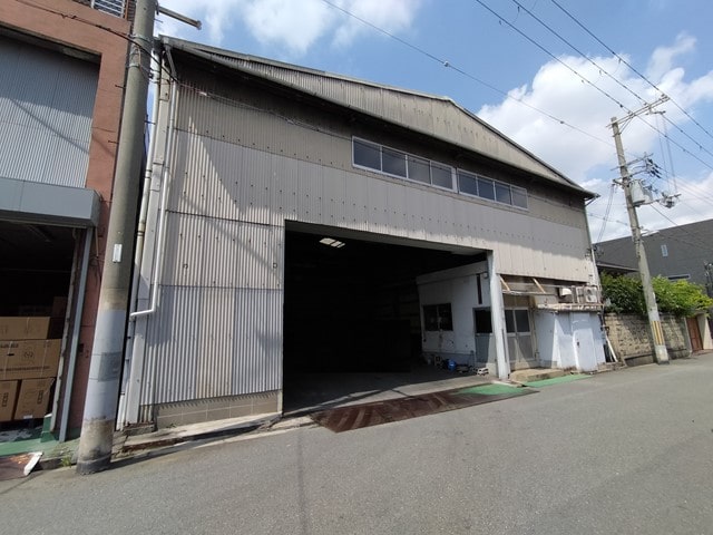 平屋建倉庫になります。