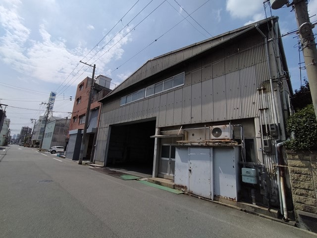 近隣に民家があります。