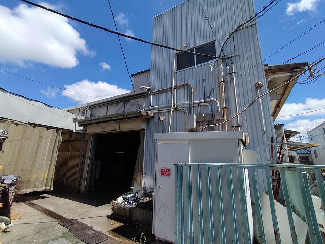 建物側面から搬入出可能です。