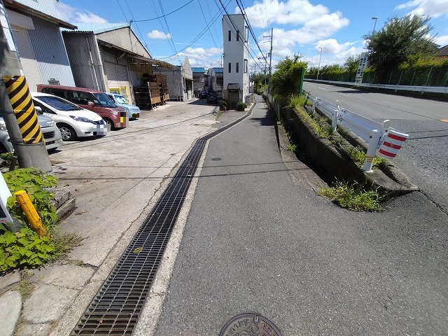 前面道路に側道あり
