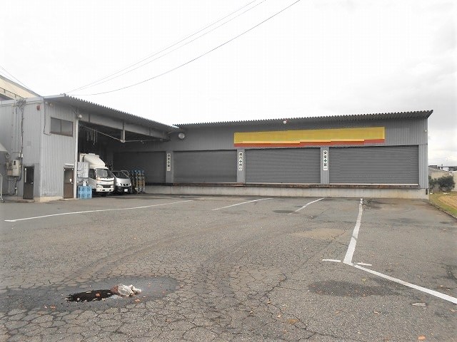 大通り沿いです。空地広いです。