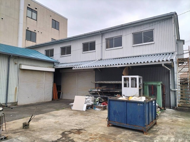 駐車場付きです。（普通車月額1万円・トラック月額1.5万円）