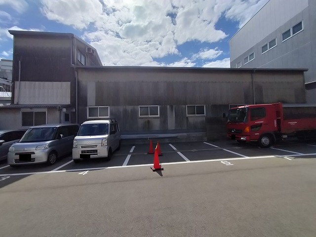 駐車場横にあります。
