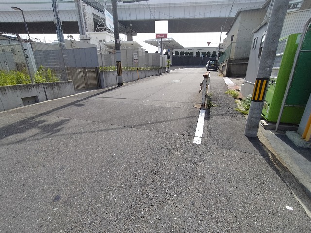 手前にガソリンスタンドあります。
