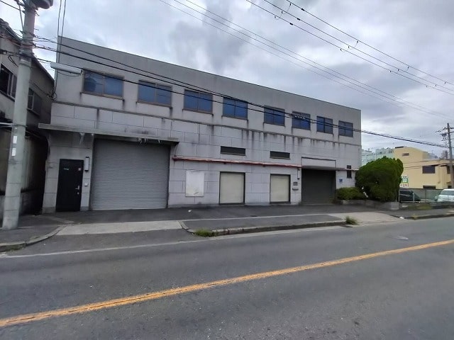 内部は事務所・倉庫・作業場・社長室・会議室・屋上があります！