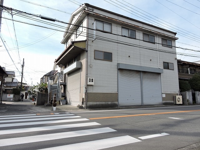 事務所付き倉庫。外階段が有ります。
