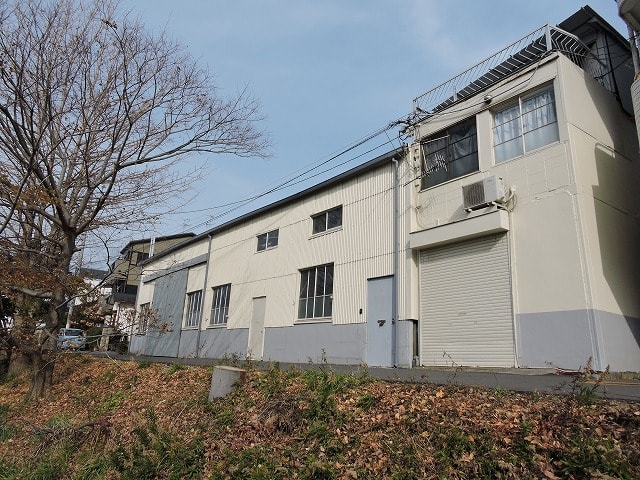 川沿いの倉庫です。