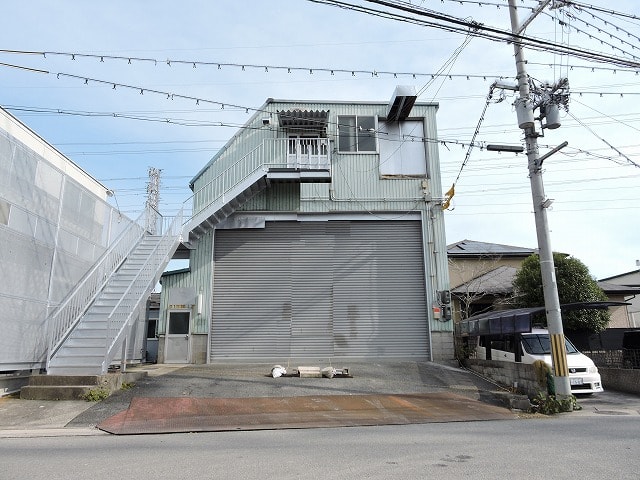 裏の空地に行くシャッターがあります。