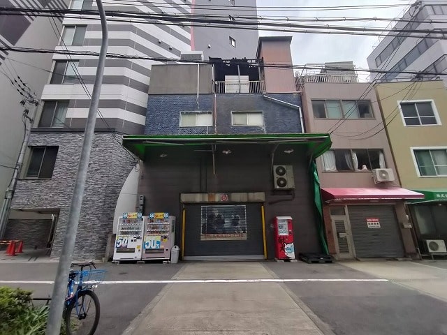 電動大型シャッター・屋上までのエレベータも完備