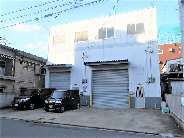 前面空地に駐車可能です。