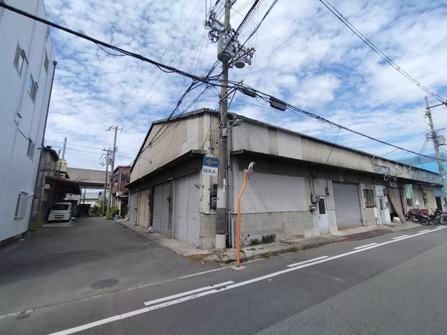シャッター付き倉庫