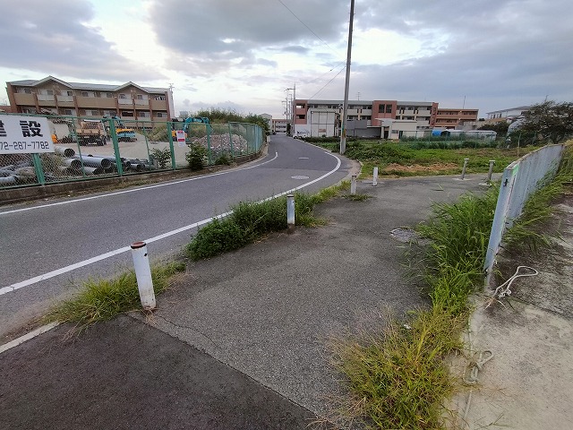 図面の北東側の道路の写真