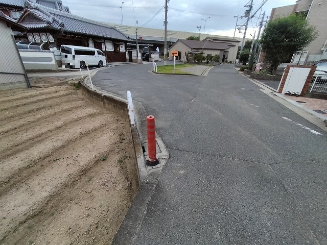 左側から幹線道路に出ます