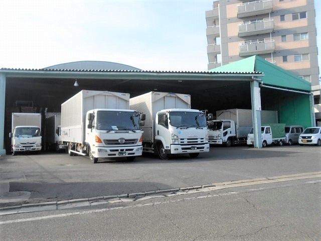 駐車・荷捌きスペース広いです。