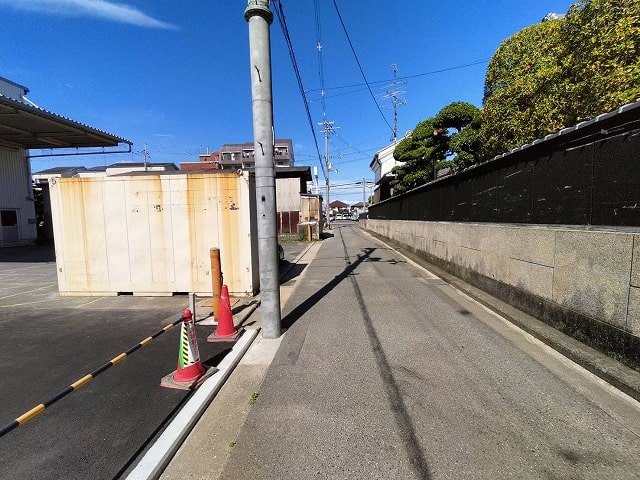 前道は少し狭いです