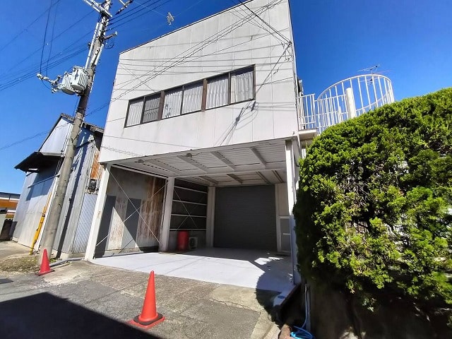 駐車スペースにも使える入り口ですね