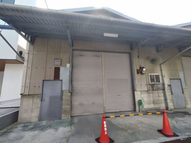 シャッター付き倉庫