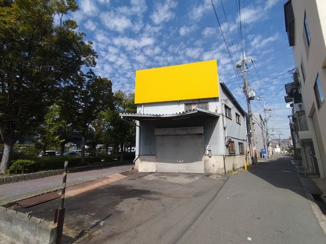 シャッター付き倉庫