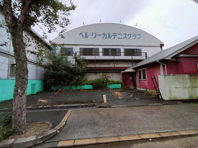 平屋建ての大型倉庫です