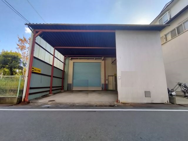 シャッター付き2階建て倉庫