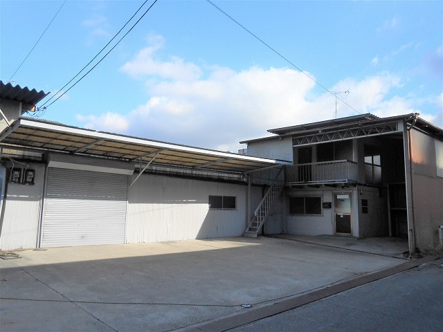 前面空地に駐車可能です。