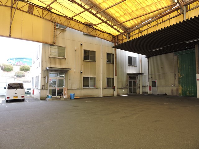 事務所棟と倉庫は分かれています。