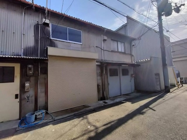 2.6×2.6のシャッターと3×2.3の鉄扉です！