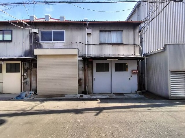 2.6×2.6のシャッターと3×2.3の鉄扉です！！