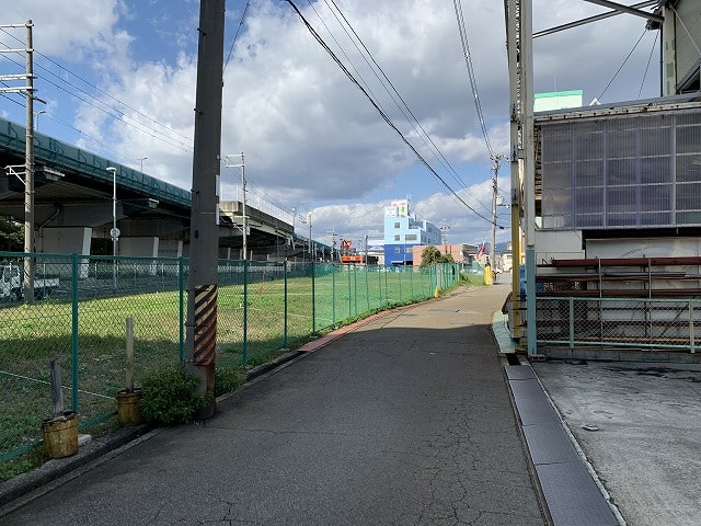道狭いな……