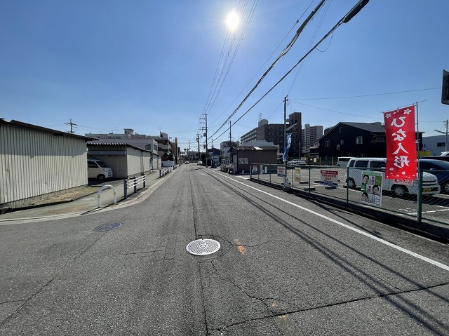 前面道路広めなので車での入出庫がしやすいです