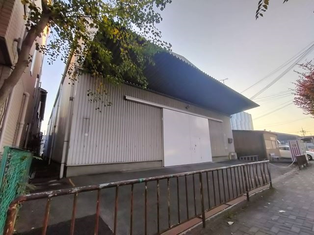 大きな庇があるので雨の日の積み下ろしなども可能