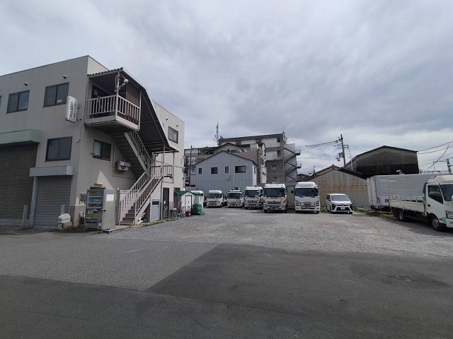 道路も広いので大型も楽々駐車できますね
